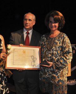 Moraima Clavijo Colón recibiendo el Premio Excelencia Cuba 2013